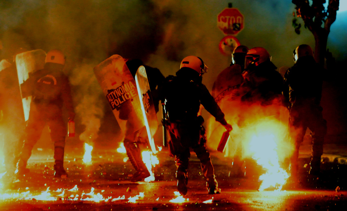 Τρία χρόνια φυλακή για τα επεισόδια στα Εξάρχεια – Πετούσε πέτρες με σφεντόνα στα ΜΑΤ