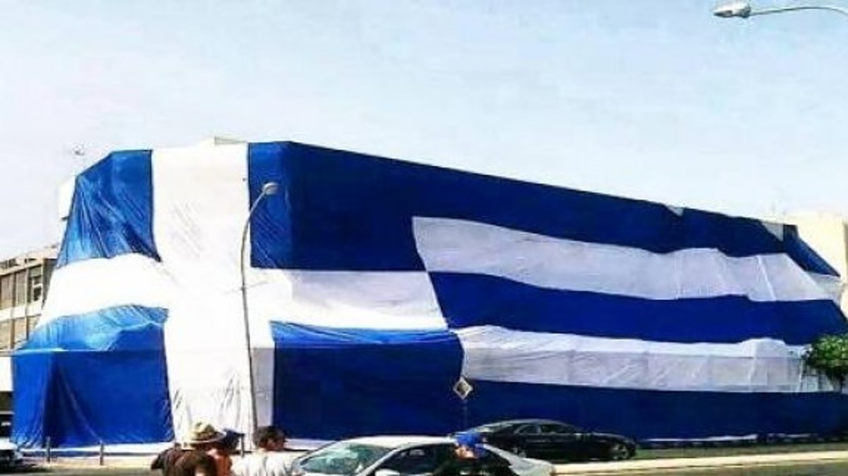 «Έντυσαν» κεντρικό κτήριο στη Λευκωσία με τη μεγαλύτερη Ελληνική σημαία
