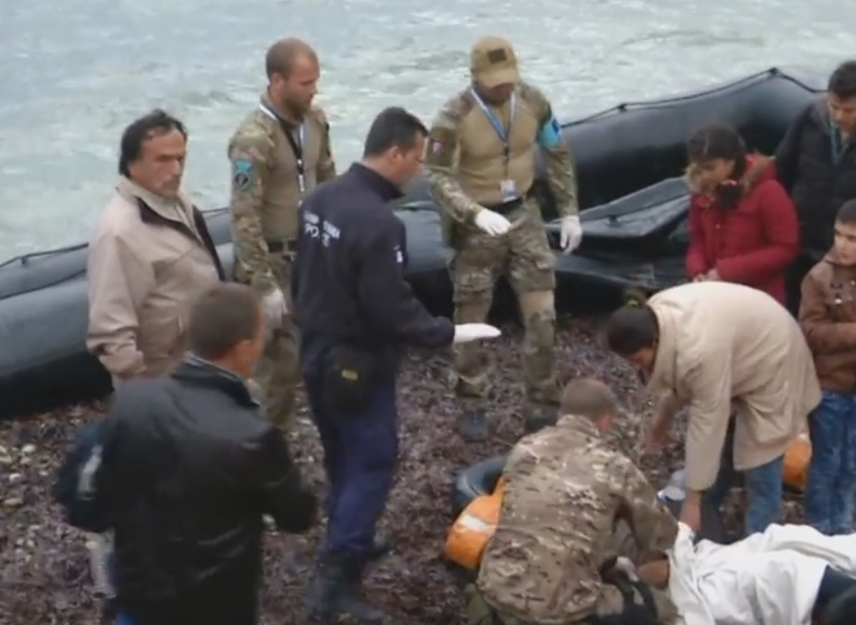 Συγκλονιστικό βίντεο! Πρόσφυγας παθαίνει λιποθυμικό επεισόδιο μόλις φτάνει στη Λέσβο!