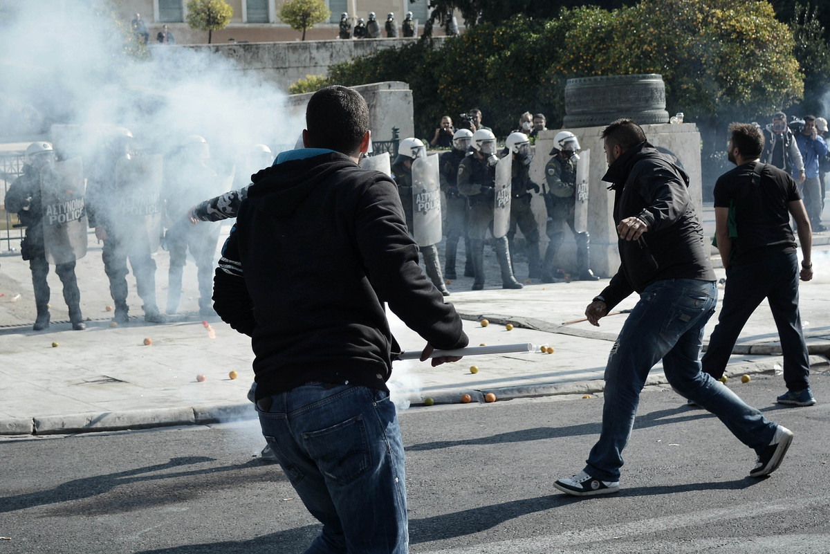 Καρέ – καρέ τα επεισόδια των αγροτών με τα ΜΑΤ στη Βουλή!