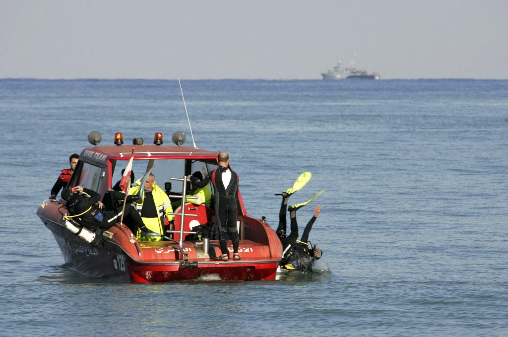 Βατραχάνθρωποι βουτούν για να ερευνήσουν την περιοχή. ΦΩΤΟ REUTERS