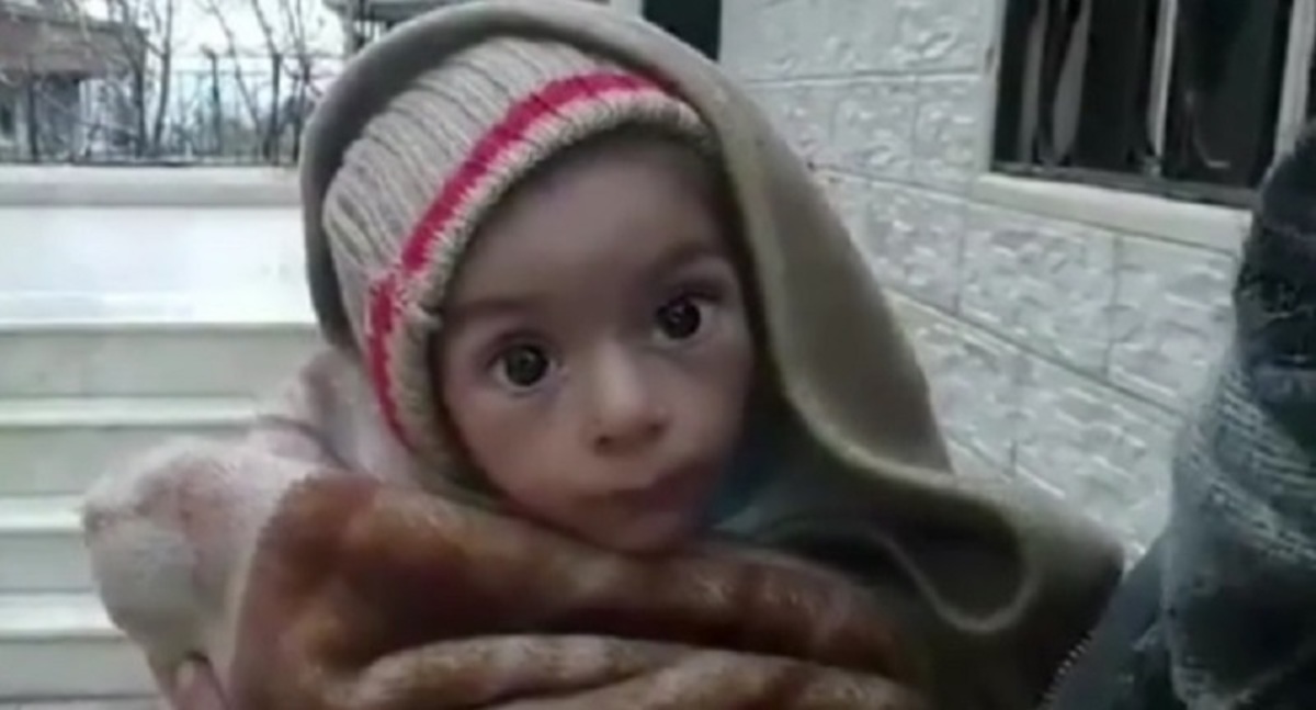 Πεθαίνοντας από την πείνα στη Συρία – Σε πολιορκία χιλιάδες υποσιτισμένα παιδιά – Συγκλονιστικές εικόνες (ΒΙΝΤΕΟ)