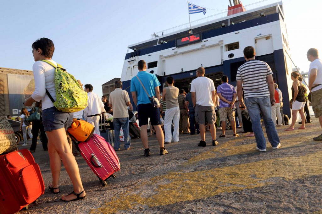 Φεύγουν για διακοπές, αλλά λιγότεροι από πέρυσι