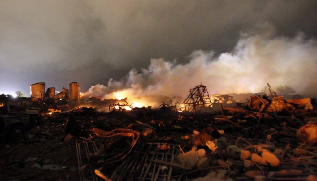 “Έμοιαζε με πυρηνική έκρηξη!” – Εικόνες καταστροφής στο εργοστάσιο λιπασμάτων στο Τέξας – Video σοκ από τη στιγμή της έκρηξης