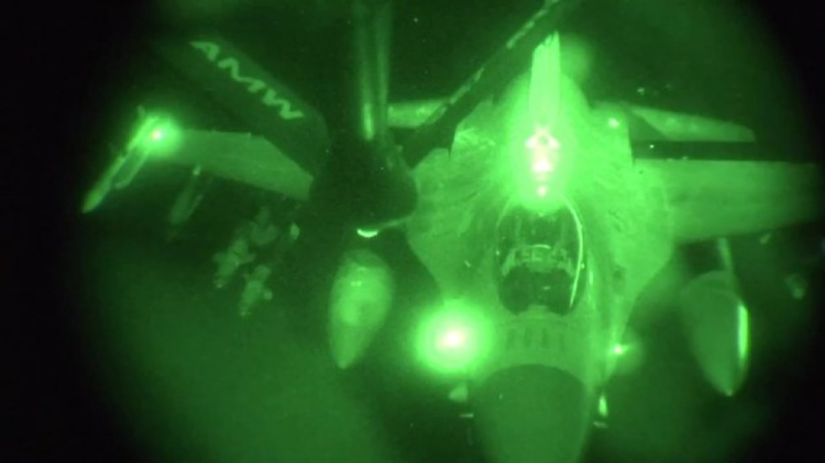 Νυκτερινός εναέριος ανεφοδιασμός F-16! Δείτε το συγκλονιστικό βίντεο