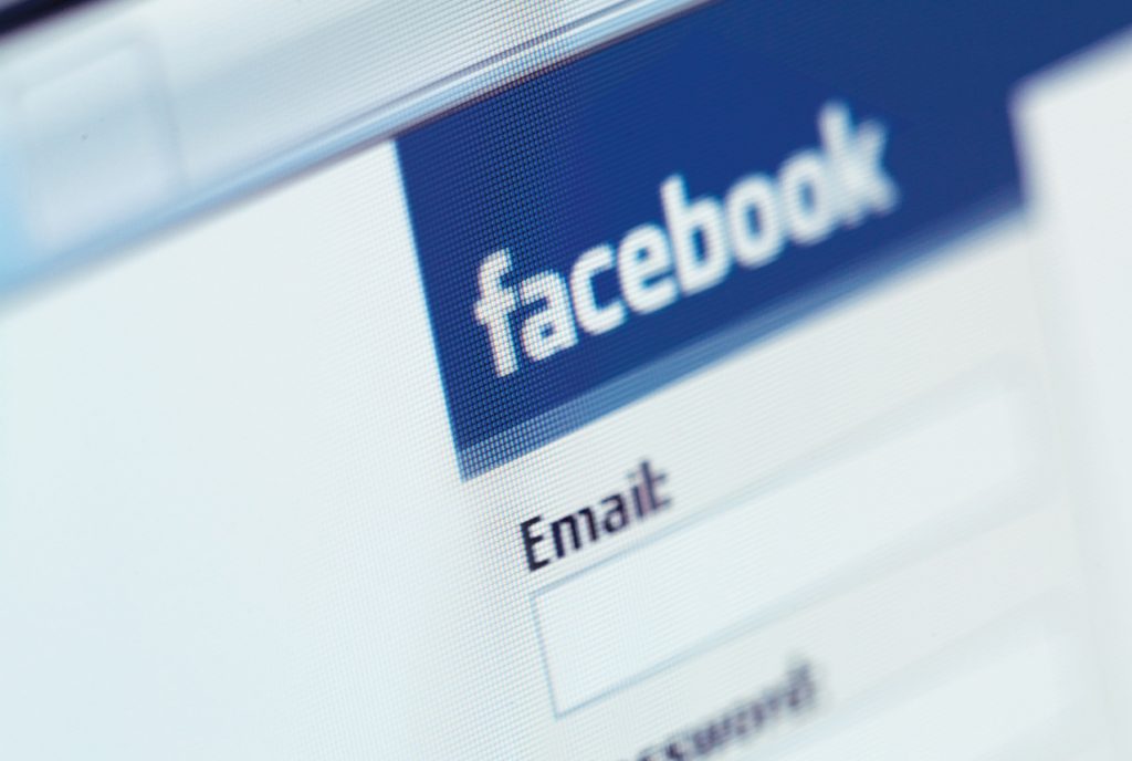 Υπουργός προς πολίτες: Κλείστε το Facebook, θα μας κατασκοπεύουν!