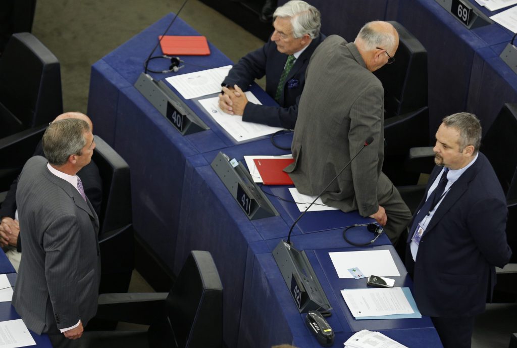 Show στο Ευρωκοινοβούλιο! Ο Φάρατζ γύρισε την πλάτη του στον ύμνο της ΕΕ (video)