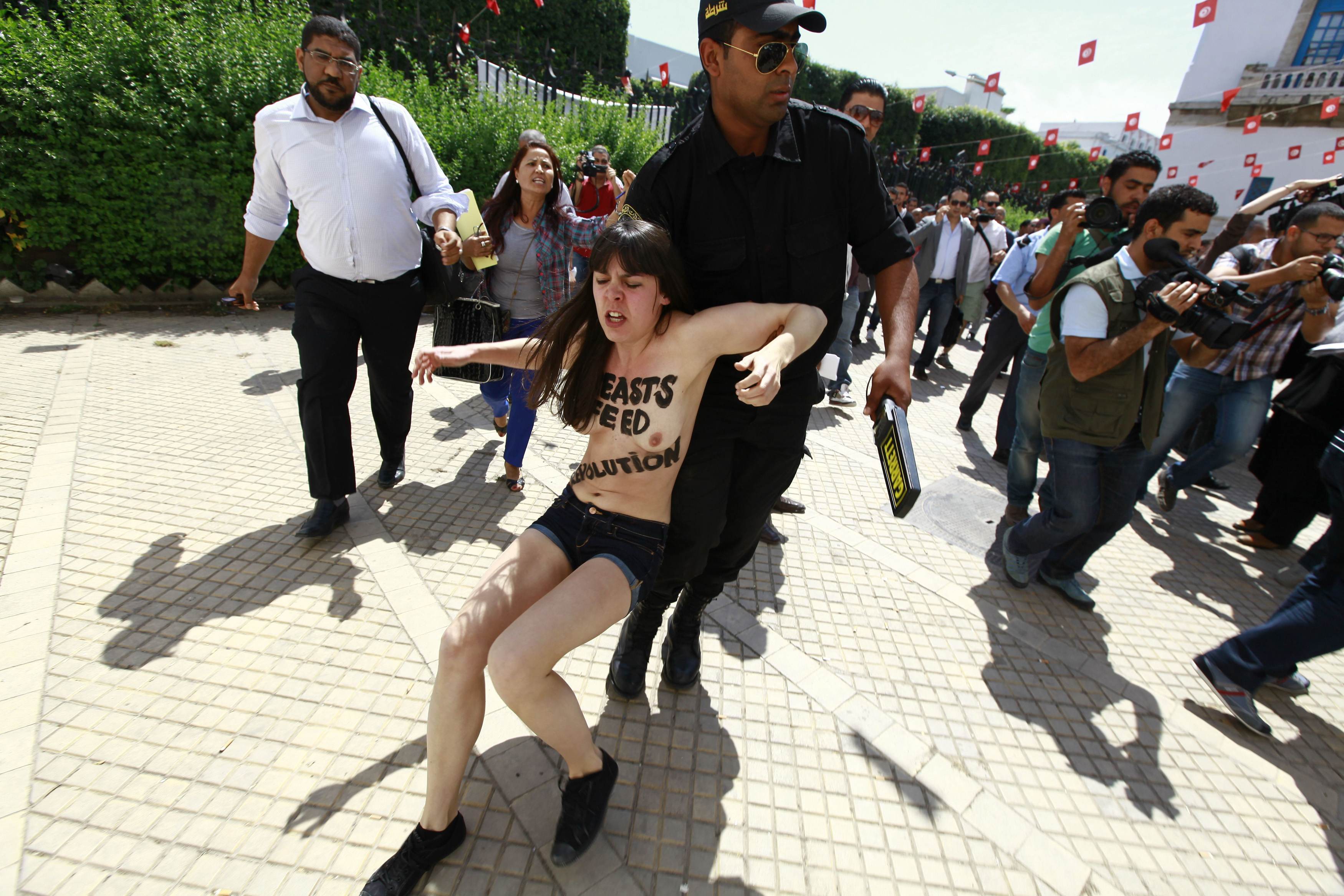 Γυμνόστηθη ακτιβίστρια διαδήλωσε κατά του Ερντογάν