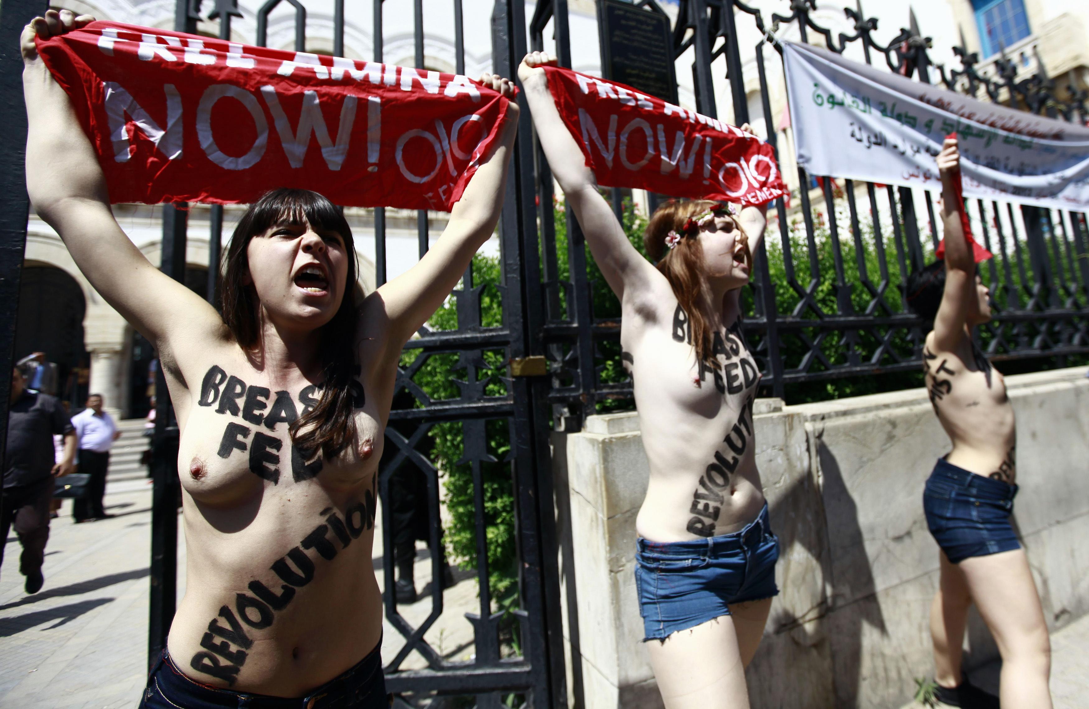 “Ξαναχτύπησαν” οι Femen – Γυμνόστηθες μπροστά στο Ευρωκοινοβούλιο