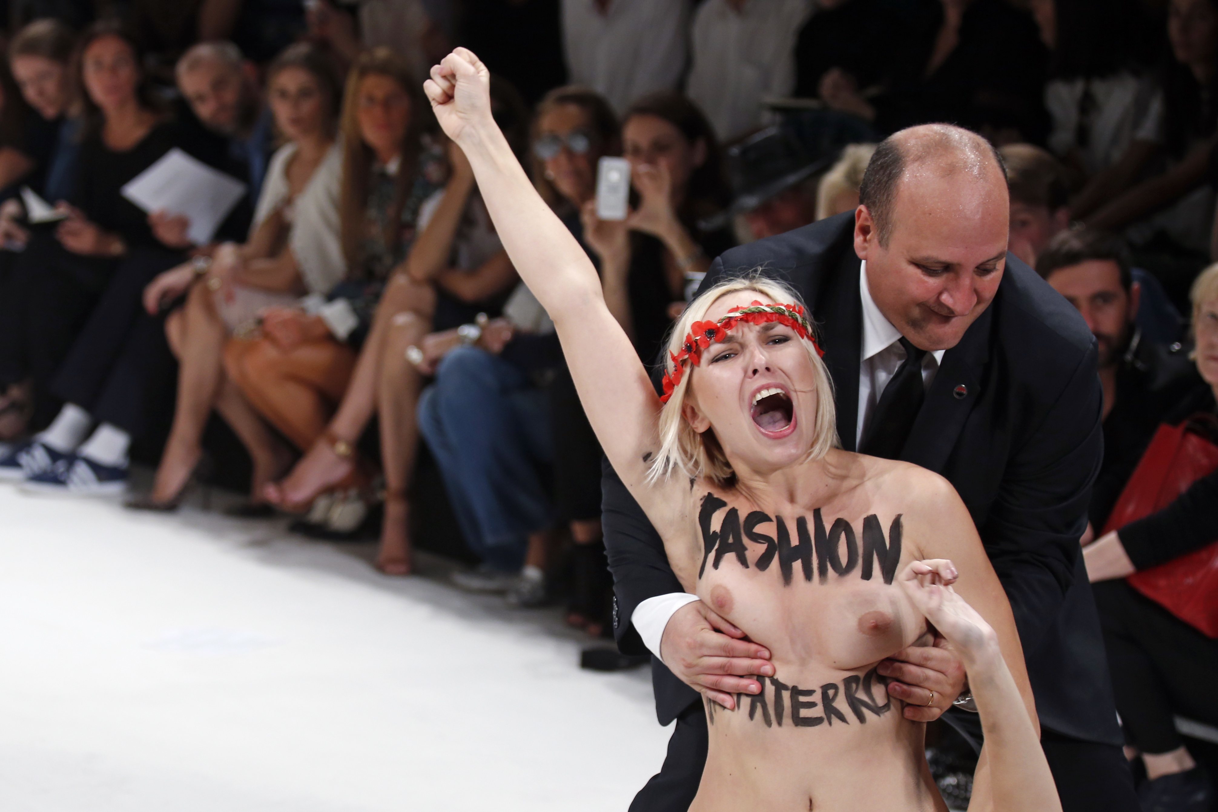 Ξύλο στην πασαρέλα! Οι γυμνόστηθες Femen εισέβαλαν σε επίδειξη μόδας! (ΦΩΤΟ και VIDEO)