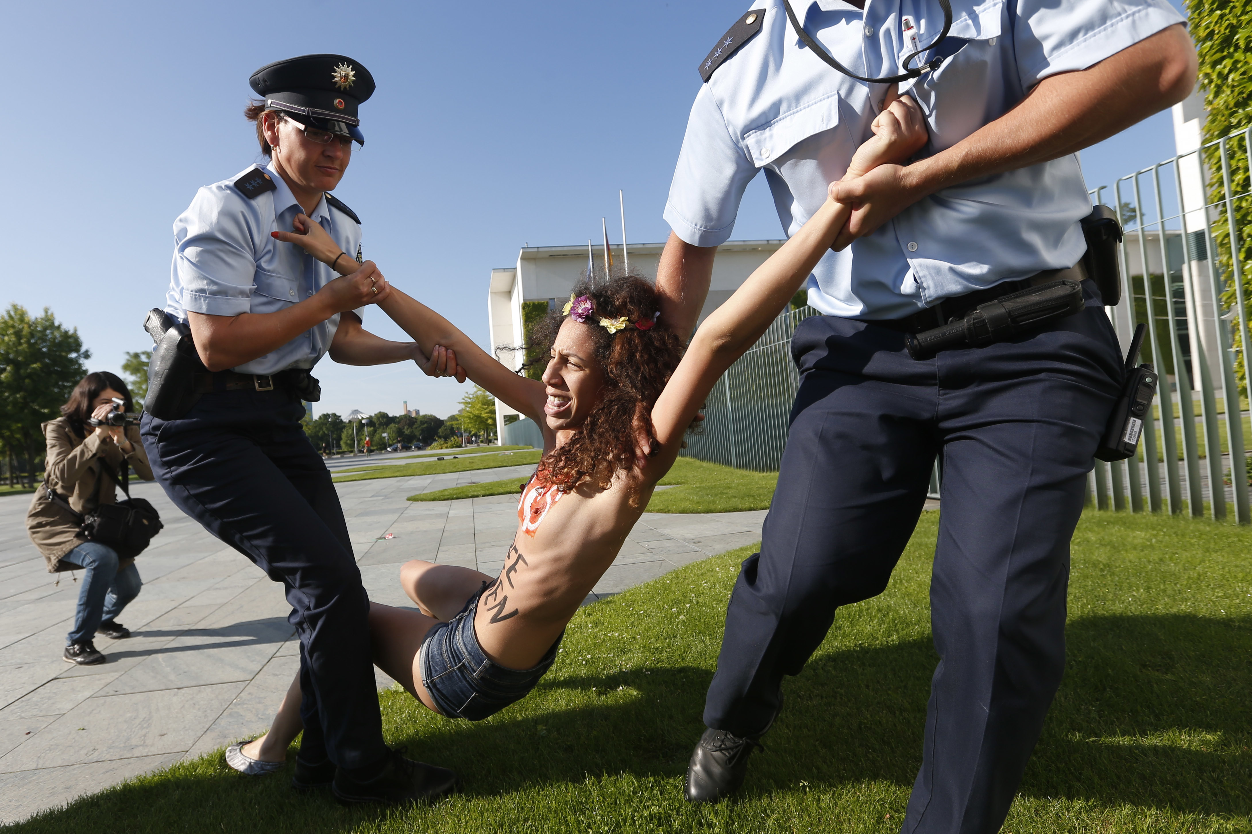 FEMEN: Ξανάδειξαν τα στήθη τους στην Μέρκελ