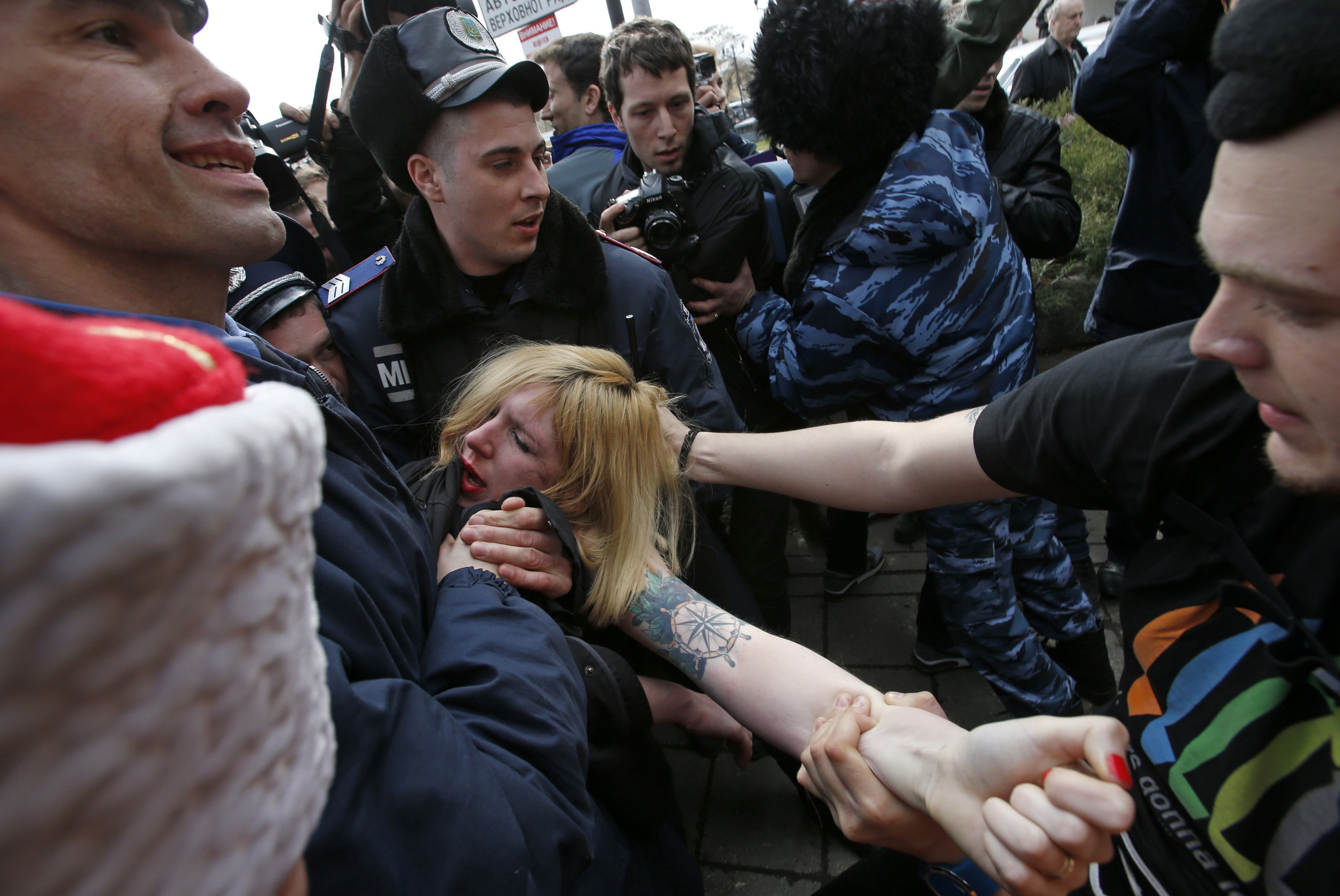 Femen: Στην Κριμέα “έφαγαν” ξύλο, στη Νέα Υόρκη έγιναν… αξιοθέατο (ΦΩΤΟ)