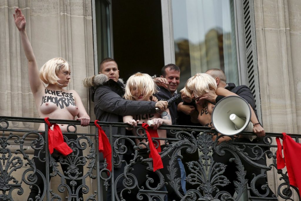 Οι Femen την “έπεσαν” στην Μαρίν Λε Πεν (ΦΩΤΟ, VIDEO)