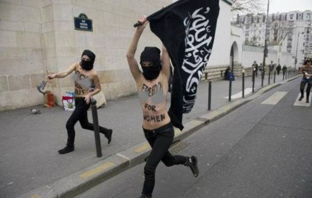 Οι γυμνόστηθες FEMEN με σημαία των τζιχαντιστών! (PHOTΟ)