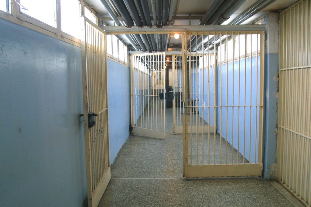 Τρίκαλα: Βαρυποινίτης έκρυβε κινητά σε πόρτα των φυλακών!