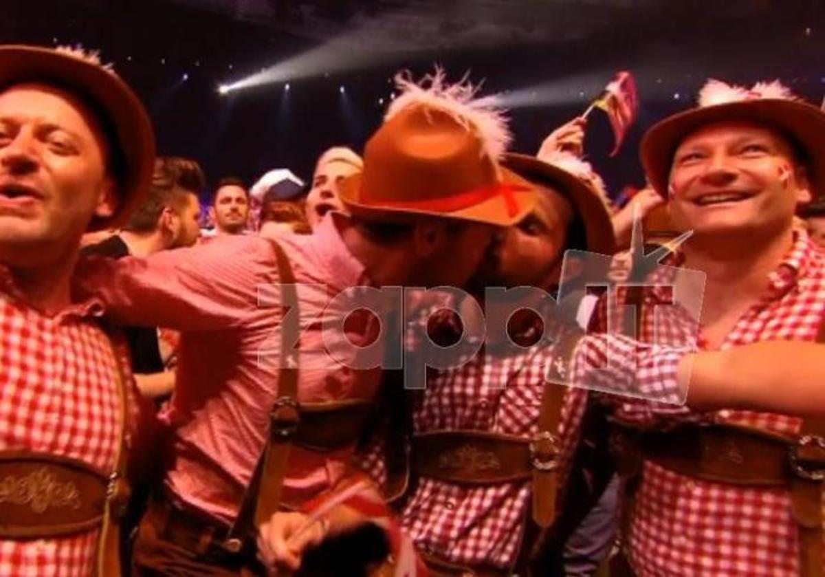 Eurovision 2015 – Τελικός: Οι δύο Δανοί που φιλήθηκαν στο στόμα την ώρα που…