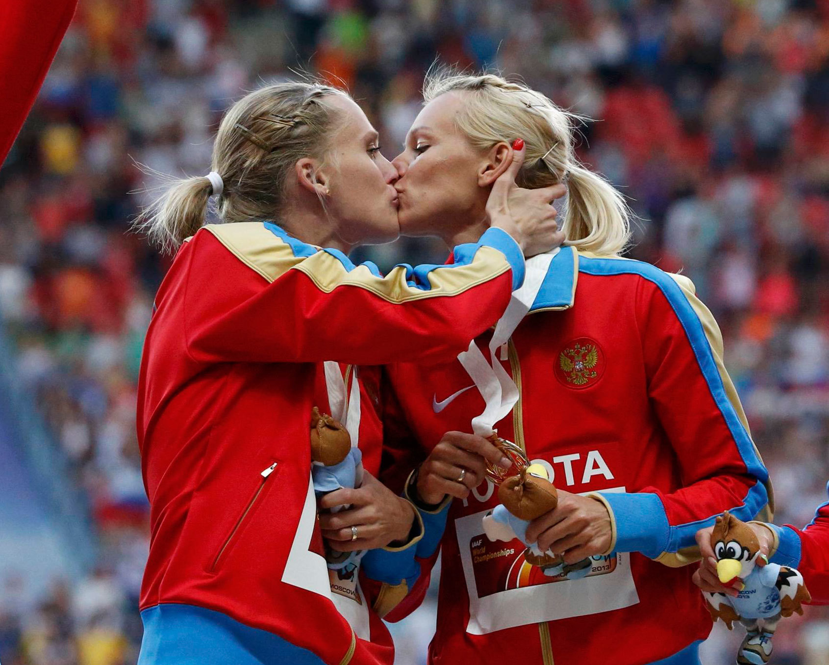 Γιατί φιλήθηκαν στο στόμα οι δυο ρωσίδες αθλήτριες;