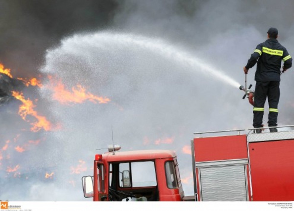 Σε ύφεση οι φωτιές σε Μάνη, Επίδαυρο, Αγίους Θεοδώρους και Ηράκλειο Κρήτης – Από το πρωί επιχειρούν οι πυροσβέστες