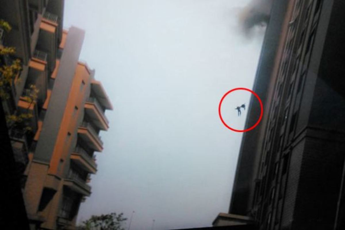 Τραγωδία με πυροσβέστες που πέφτουν από τον 13ο όροφο! (ΦΩΤΟ και VIDEO)