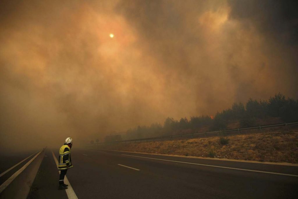 Μάχη με τις φλόγες βόρεια της Γαλλίας ΦΩΤΟ REUTERS