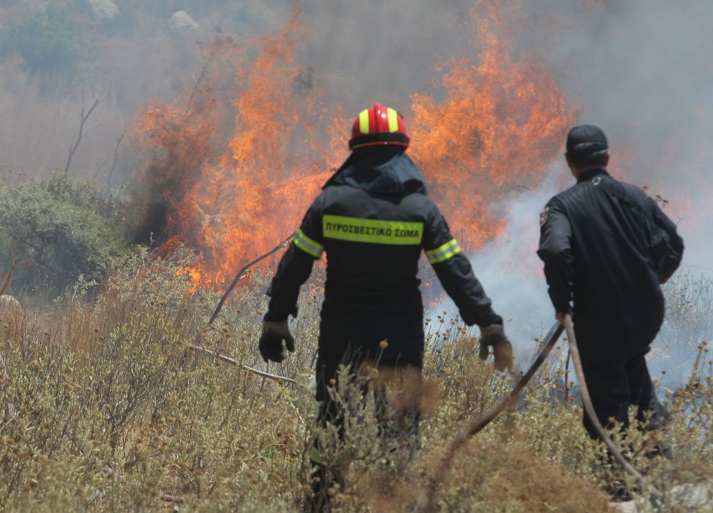 Μεγάλη φωτιά στην Κίσαμο Χανίων – Πνέουν άνεμοι μέχρι 8 μποφόρ – Εκκενώθηκε χωριό