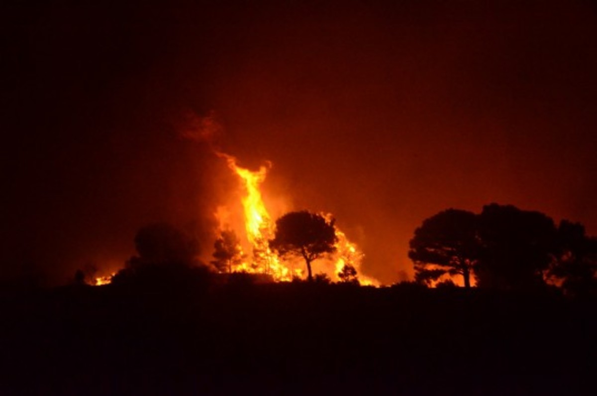 Παλεύουν με φλόγες και ανέμους στην Καλαμπάκα – Μαίνεται η πυρκαγιά