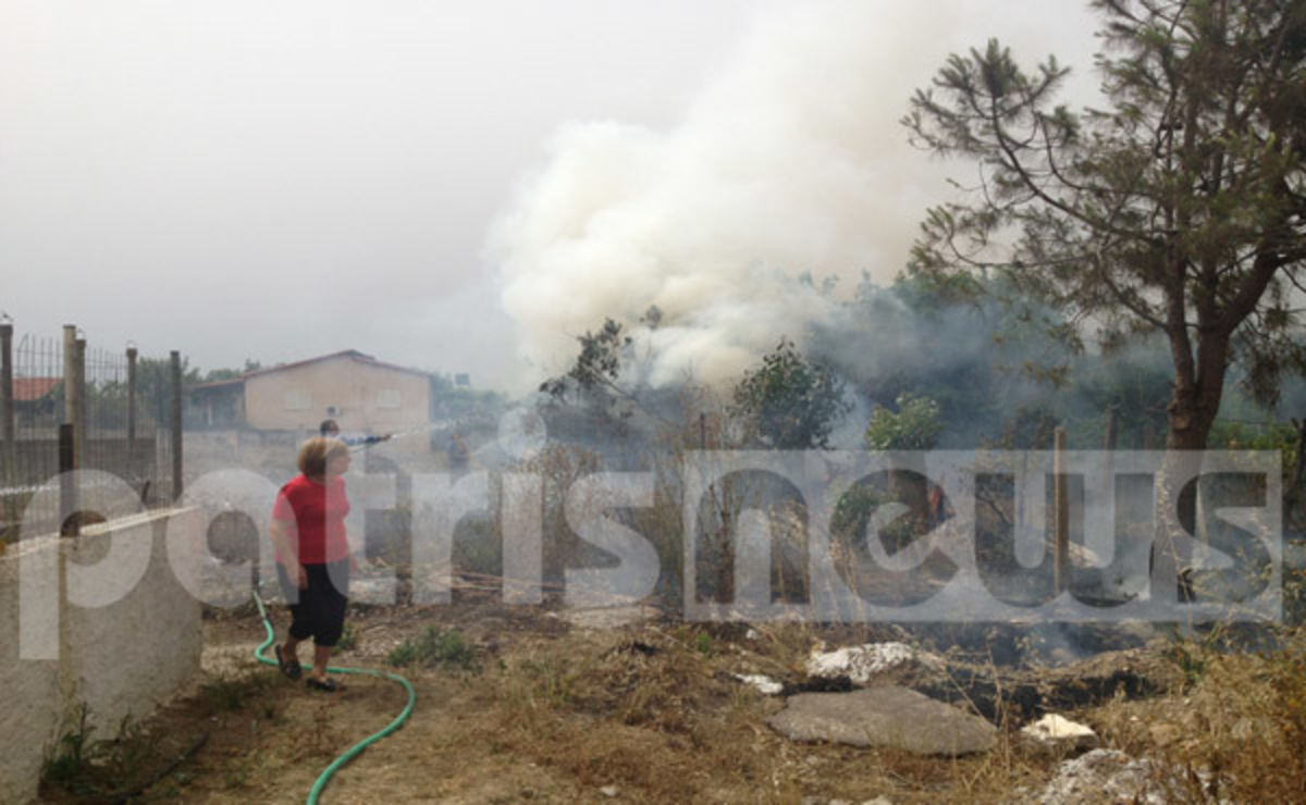 Πύργος: Φωτιά σε κατοικημένη περιοχή στη Σπιάντζα