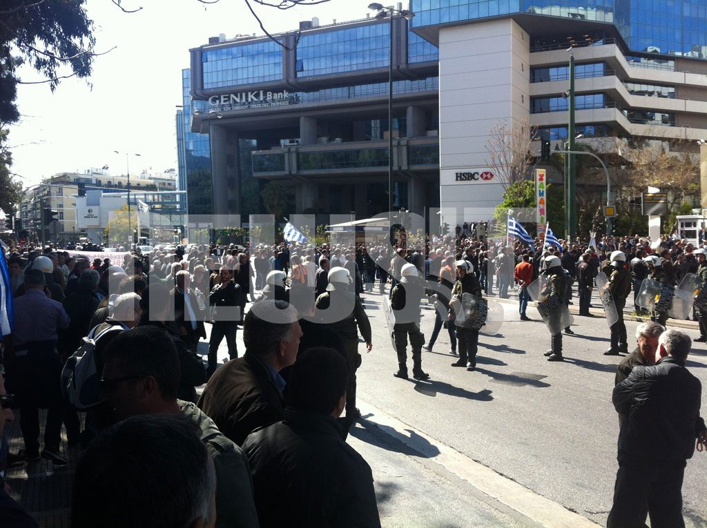 Χημικά και ξύλο έξω από το υπουργείο Ανάπτυξης