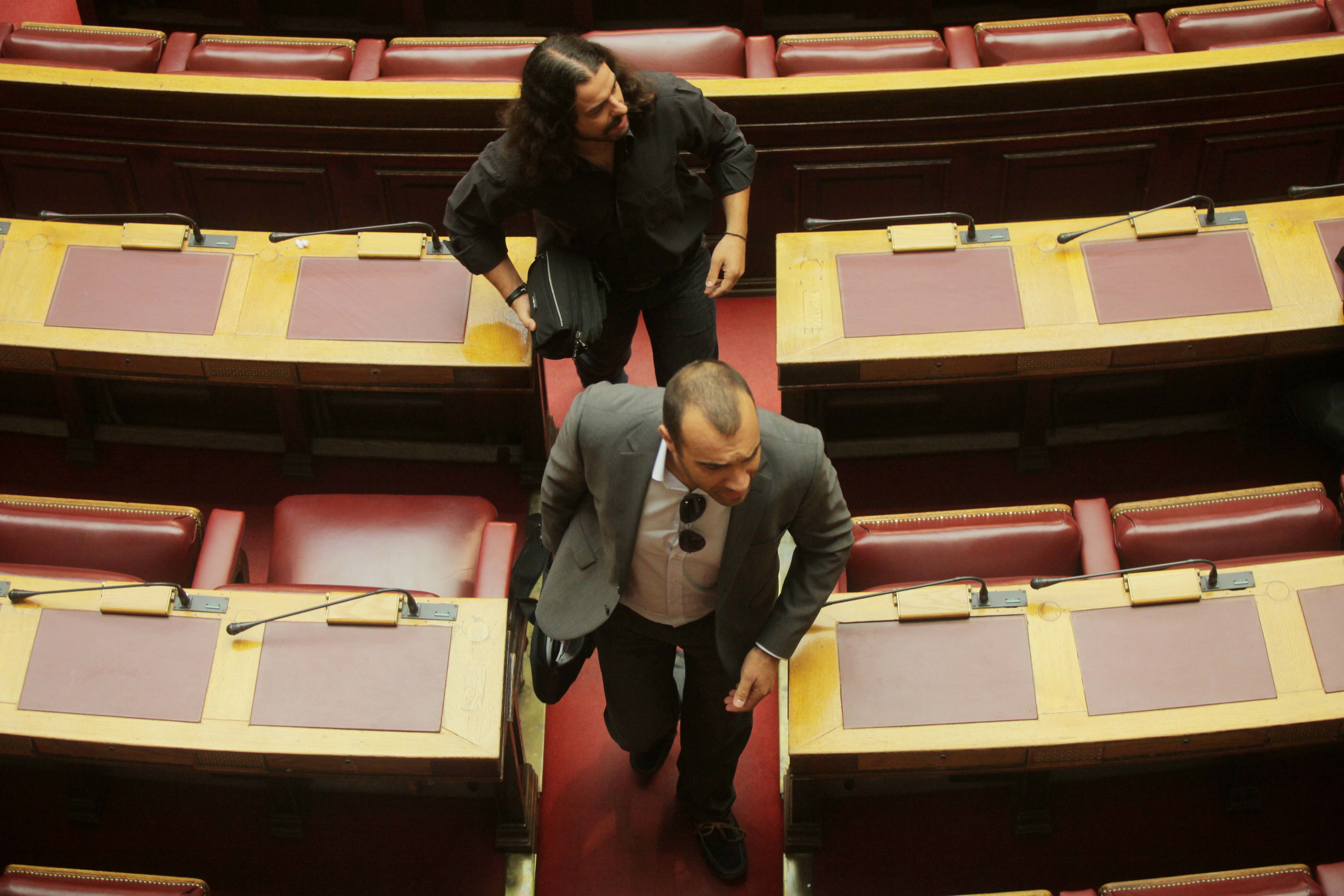ΦΩΤΟ EUROKINISSI - Οι δύο βουλευτές της ΧΑ αποχωρούν από τη Βουλή
