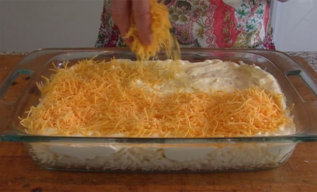 Τρίβει τυρί πάνω από πατάτες και τα βάζει στο φούρνο! Το αποτέλεσμα, εκπληκτικό! [vid]