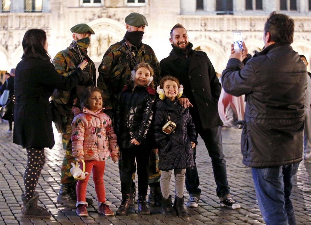 Τουρίστες φωτογραφίζονται με... στρατιώτες!