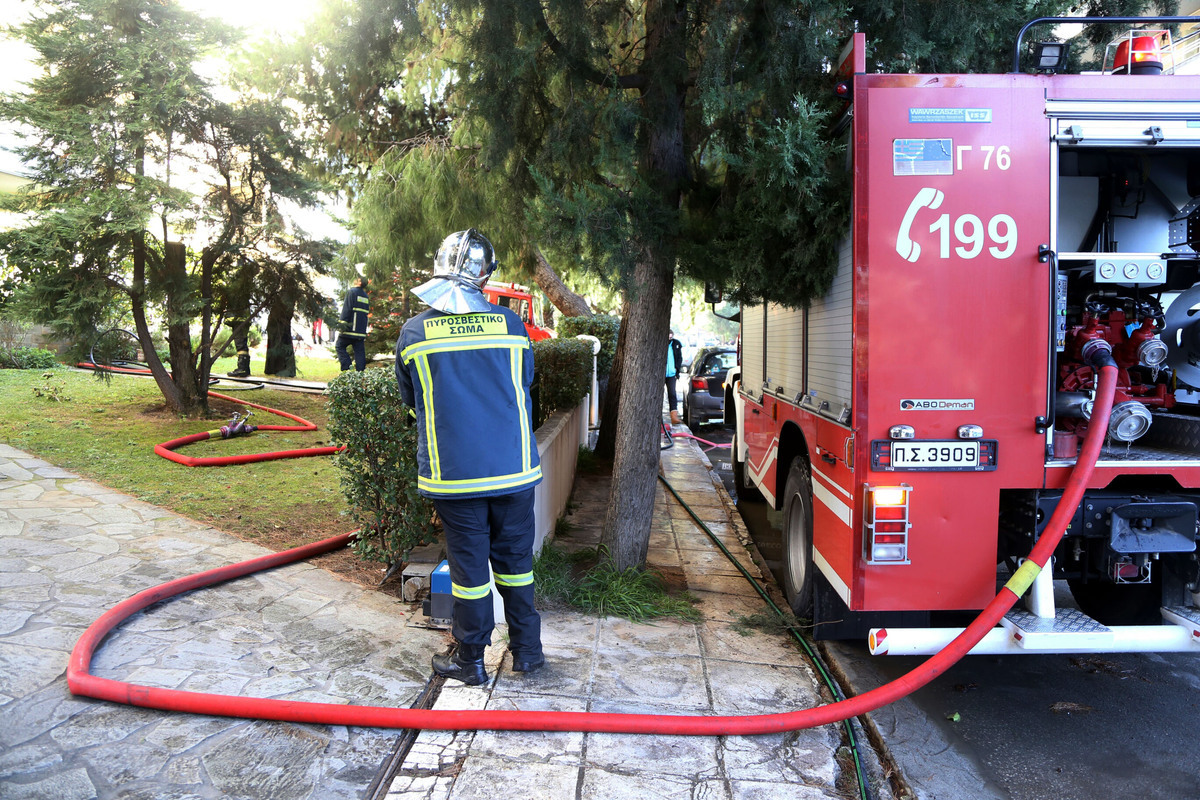 Φωτιά σε διαμέρισμα στο Παγκράτι – Απεγκλώβισαν ηλικιωμένη