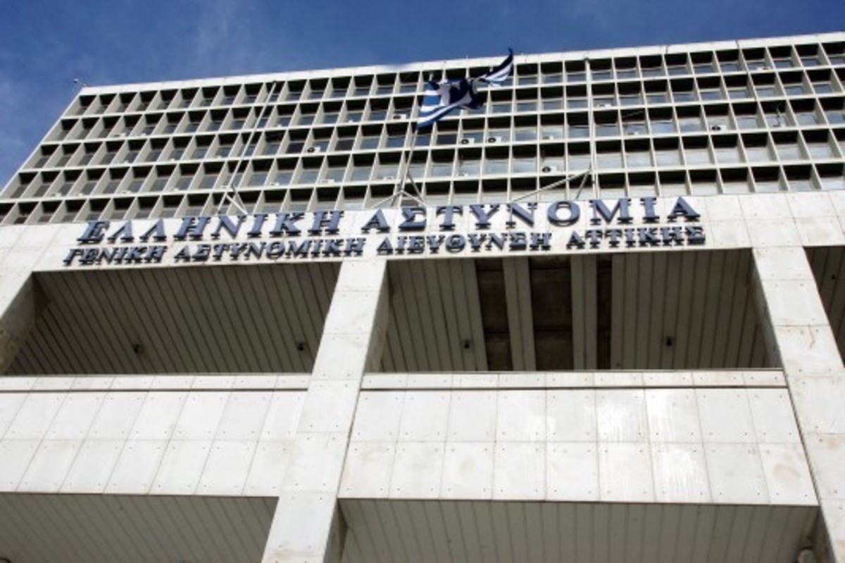 Προσαγωγές αναρχικών έξω από τα γραφεία του ΣΥΡΙΖΑ, κρατώντας πανό “Ραντεβού στα Βρυξελλάδικα”