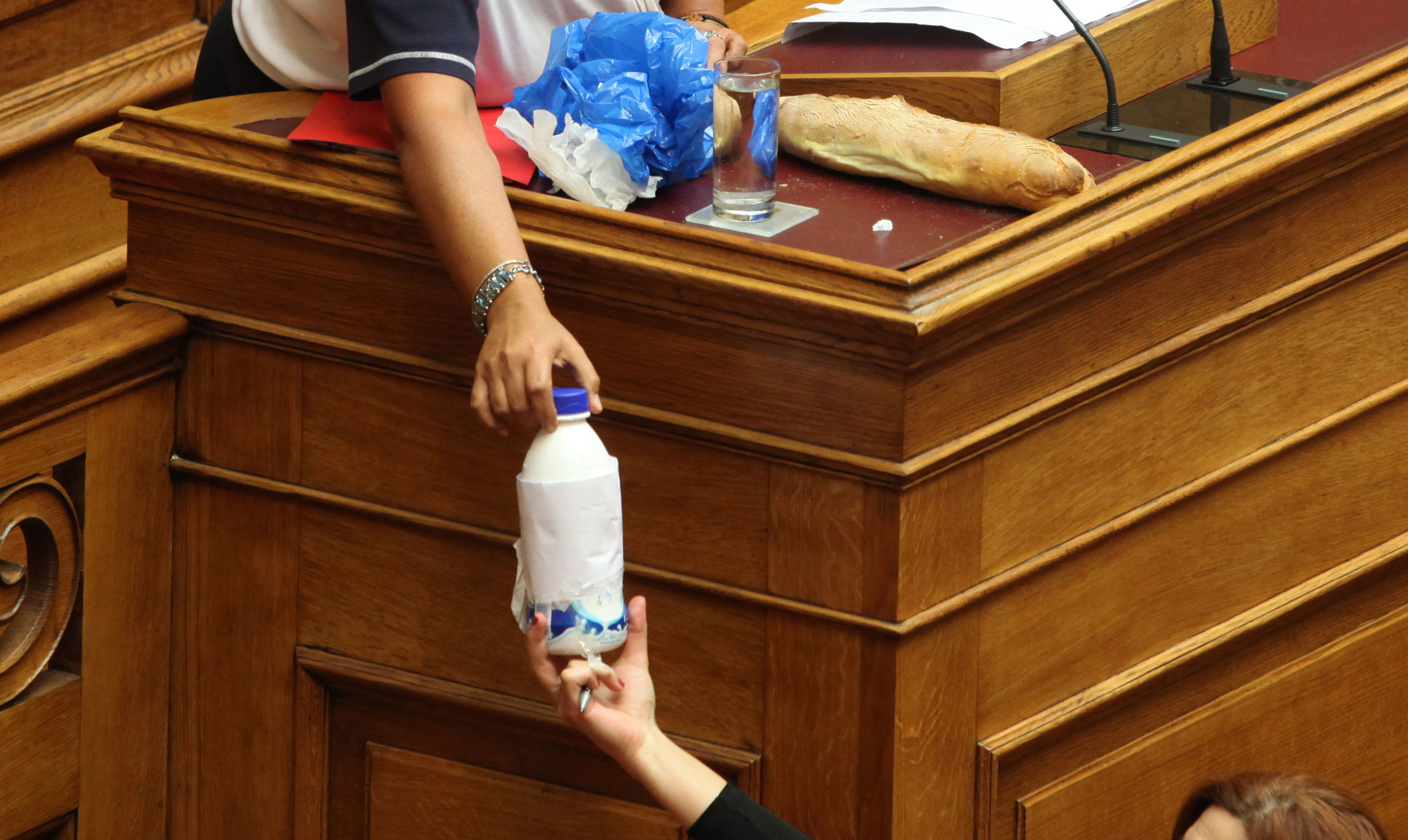 Ο Βενιζέλος ανοίγει παράθυρο υποχώρησης της κυβέρνησης για το γάλα – “Παλιό πρόβλημα ο Μπαλτάκος” – Βήμα πίσω κι από τον Χαρακόπουλο;