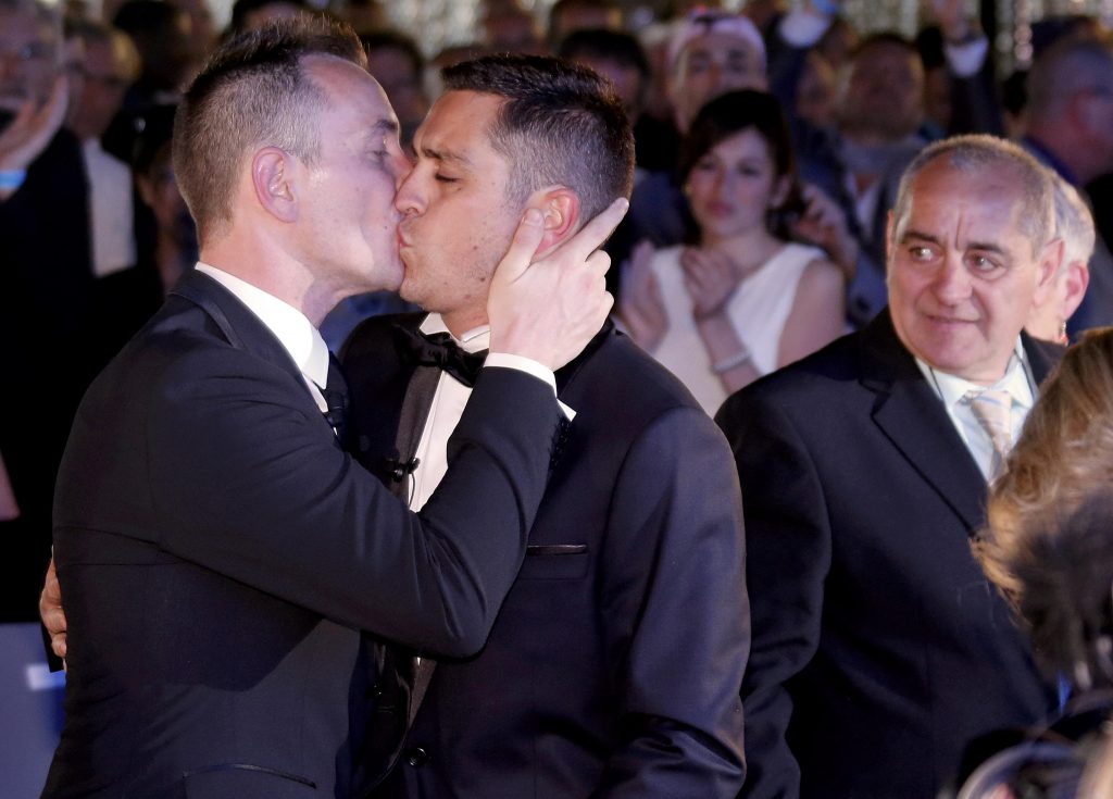 Ο πρώτος gay γάμος στη Γαλλία είναι γεγονός (ΦΩΤΟ και VIDEO)