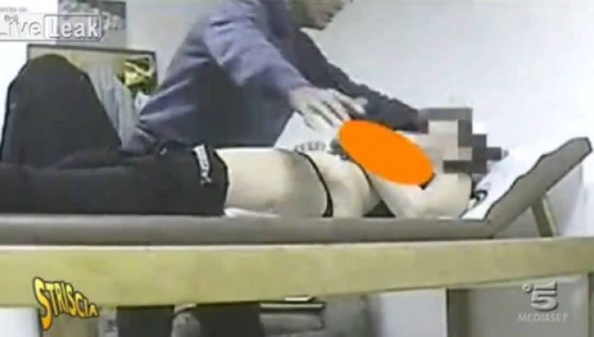 Γιατρός πιάστηκε στα πράσα να ασελγεί σε γυναίκα ασθενή (VIDEO)