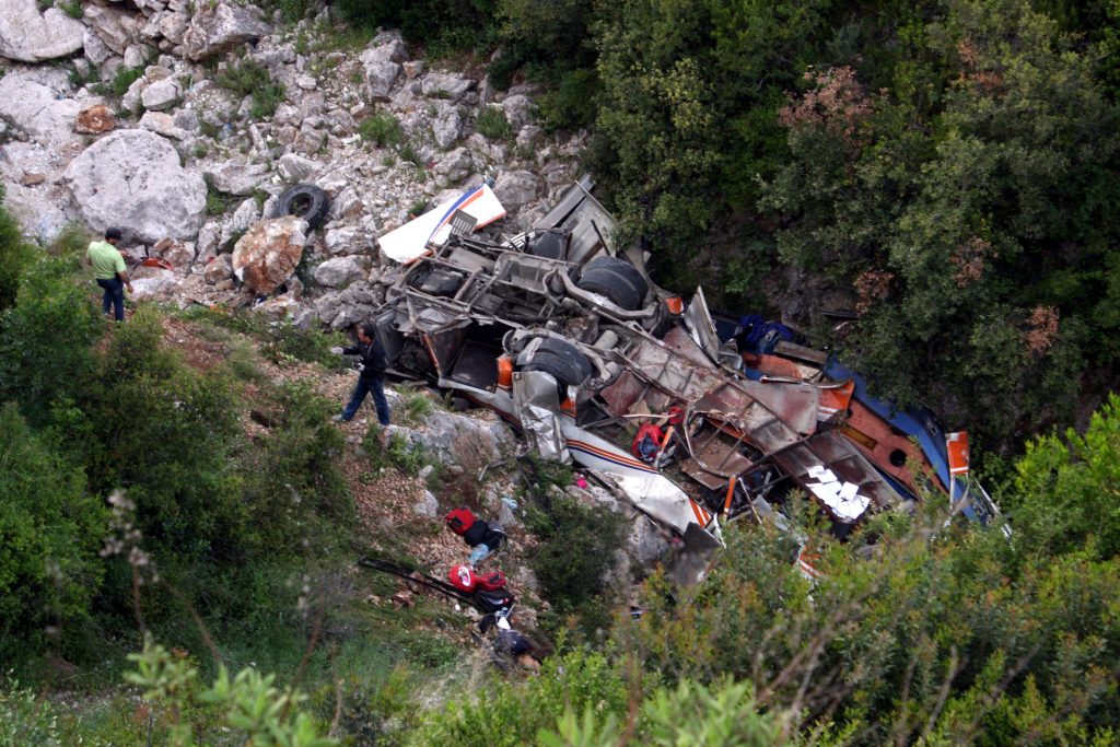 Μυστήριο για σμπαραλιασμένο αυτοκίνητο σε χαράδρα στο Σούνιο