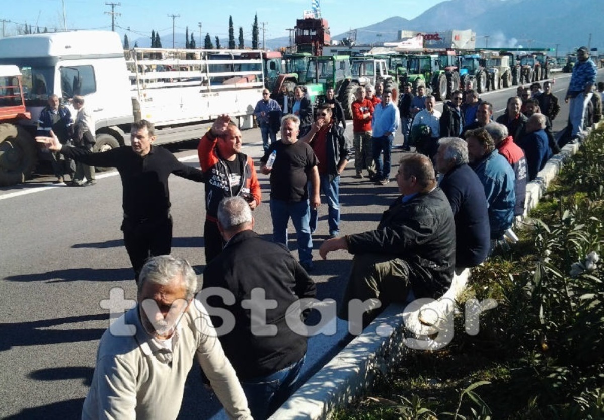 Αγρότες, φορείς και Γκλέτσος έκλεισαν την Αθηνών – Λαμίας (ΦΩΤΟ)