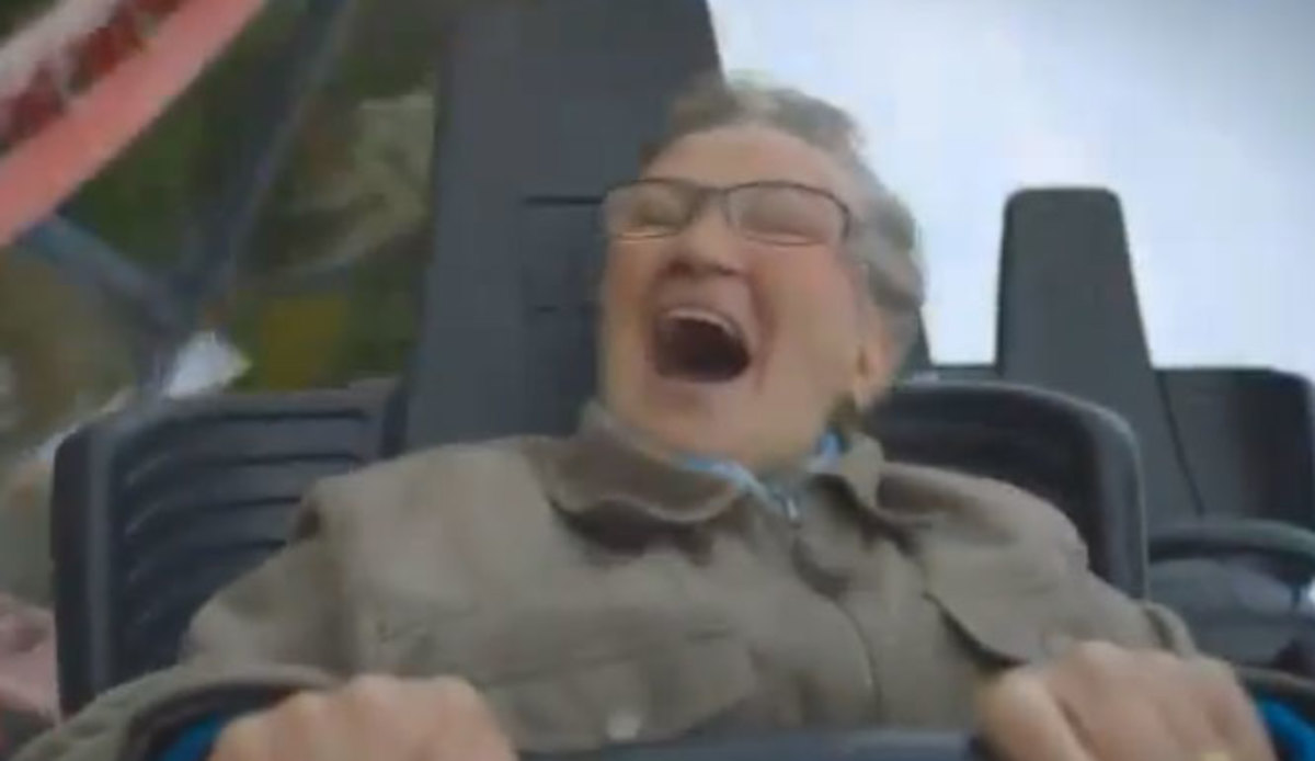 Η απίστευτη αντίδραση της γιαγιάς που μπήκε πρώτη φορά σε rollercoaster – VIDEO