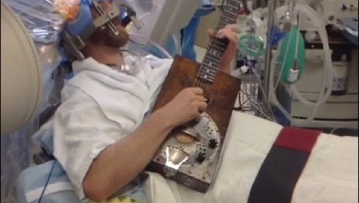 Έπαιζε κιθάρα ενώ του χειρουργούσαν τον εγκέφαλο ΒΙΝΤΕΟ