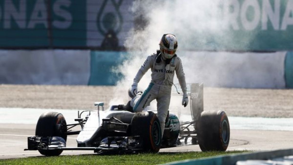 Formula 1: H Mercedes βρήκε γιατί έσπασε ο κινητήρας του Hamilton στη Μαλαισία