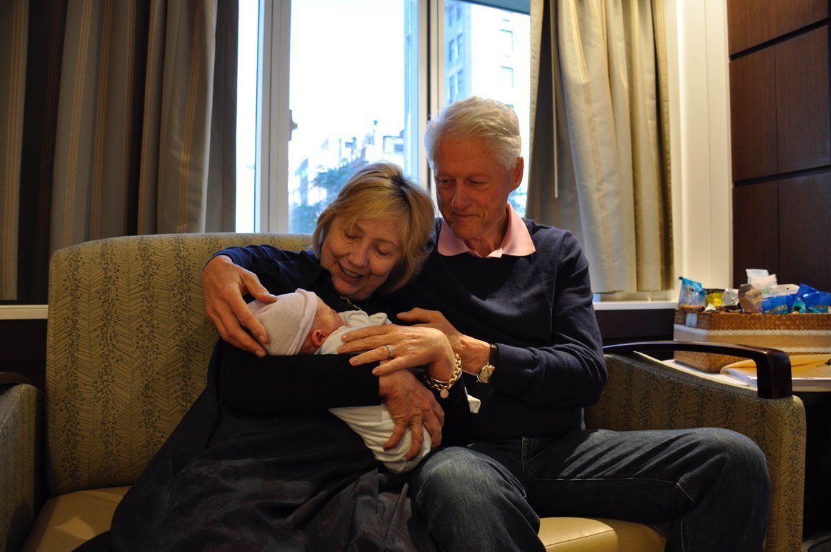 Η ανθρώπινη πλευρά της Χίλαρι Κλίντον: Η φωτογραφία με τον νεογέννητο εγγονό της