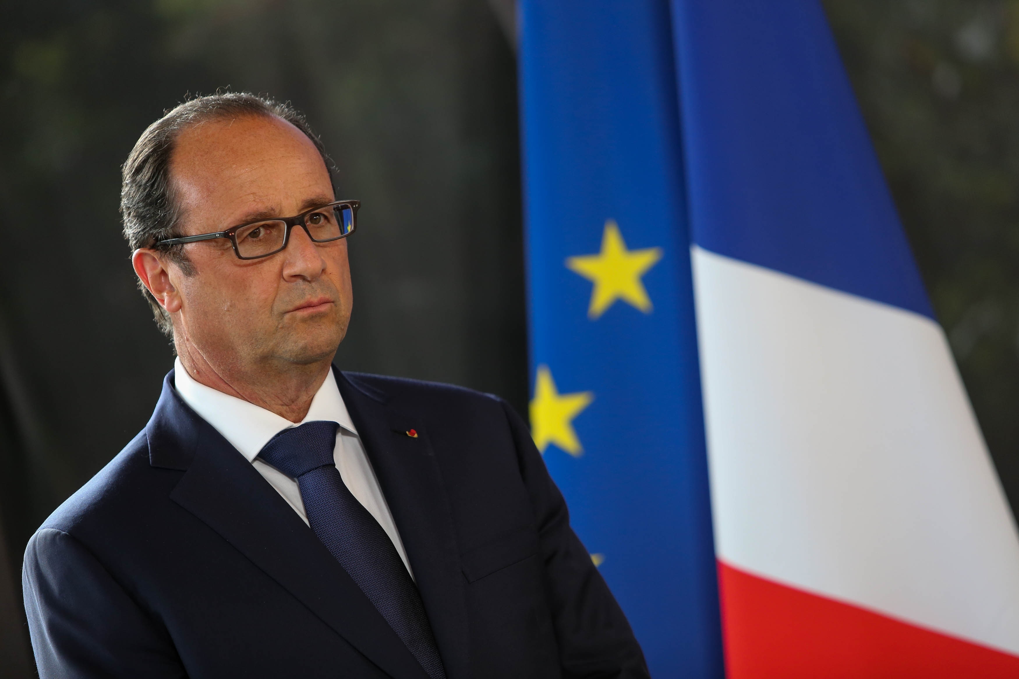 “Ο Ολάντ κάνει ανασχηματισμό στη σκιά της Μέρκελ” – Πρώτο θέμα ο Γάλλος πρόεδρος στα ευρωπαϊκά ΜΜΕ