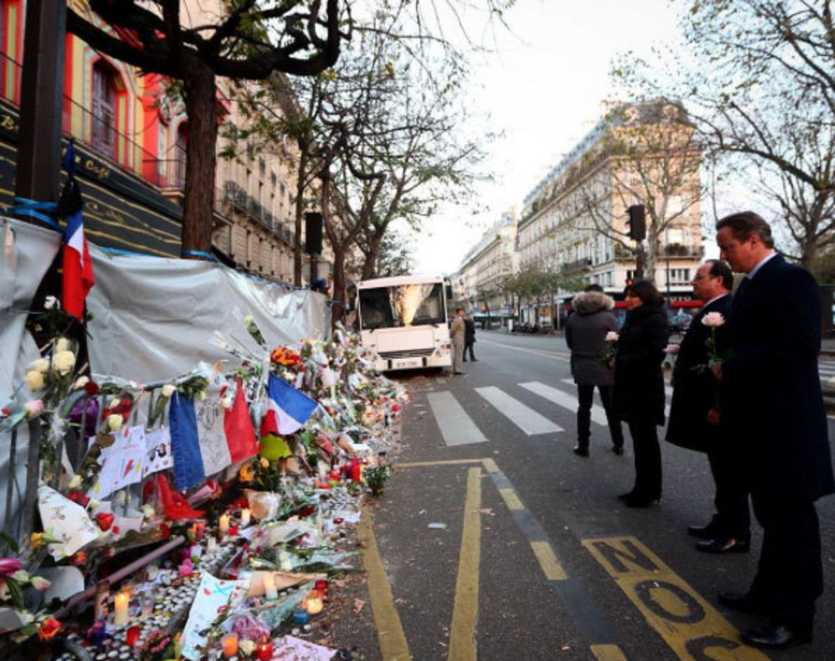 Παρίσι: Ένα λουλούδι για τα θύματα του Bataclan από Ολάντ – Κάμερον