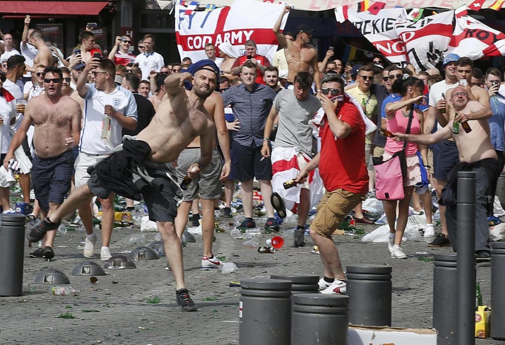 EURO 2016: Δεν χρειάζονται τζιχαντιστές για να χυθεί αίμα – Ρώσοι και Άγγλοι έκαναν την Μασσαλία να μοιάζει βομβαρδισμένη – Ένας Άγγλος χαροπαλεύει