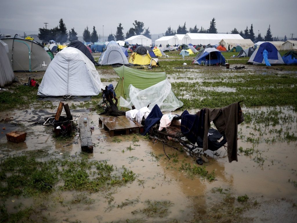 Ειδομένη: Εχθρός των προσφύγων και… η βροχή! Πεινασμένοι μέσα στις λάσπες