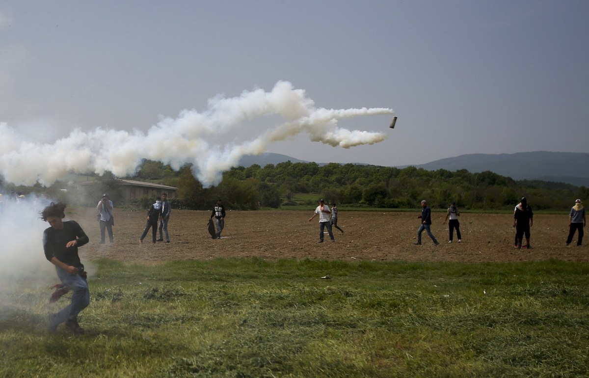 Ειδομένη: Επεισόδια χωρίς τέλος στον φράχτη – Οι Σκοπιανοί ρίχνουν ανενόχλητοι δακρυγόνα στο ελληνικό έδαφος! ΦΩΤΟ