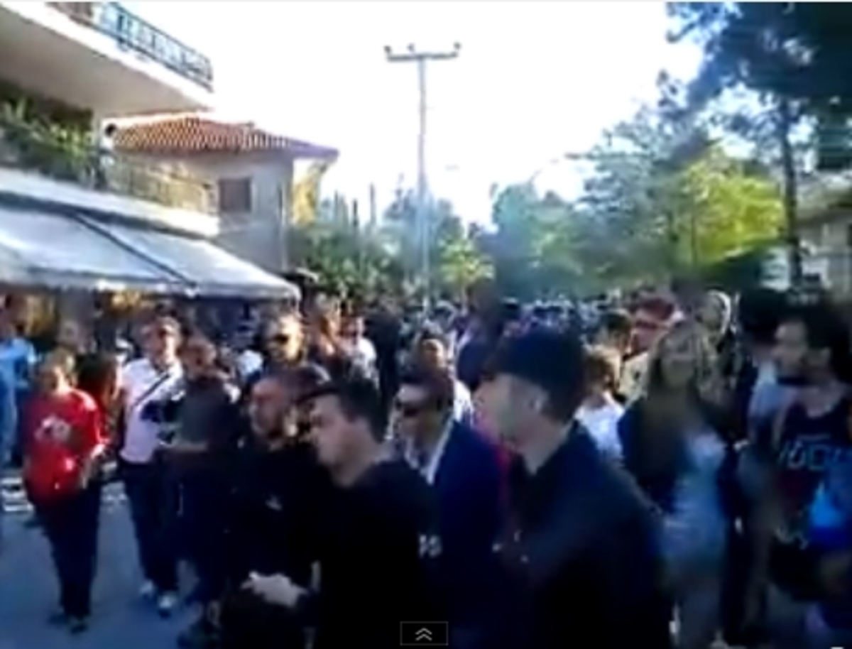 Ανεπιθύμητοι! Άγριο κράξιμο σε Χρυσαυγίτες στην Ιερισσό (VIDEO)