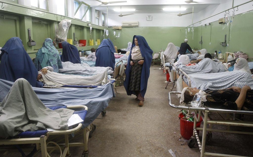Τουλάχιστον 20 οι εγκλωβισμένοι ασθενείς στα συντρίμμια νοσοκομείου που κατέρρευσε