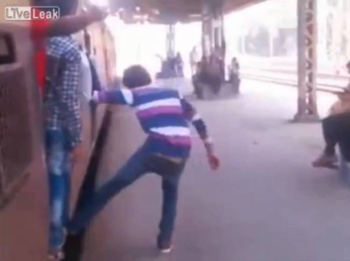 Φρικιαστικό δυστύχημα: Τρένο διαμέλισε Ινδό (video)
